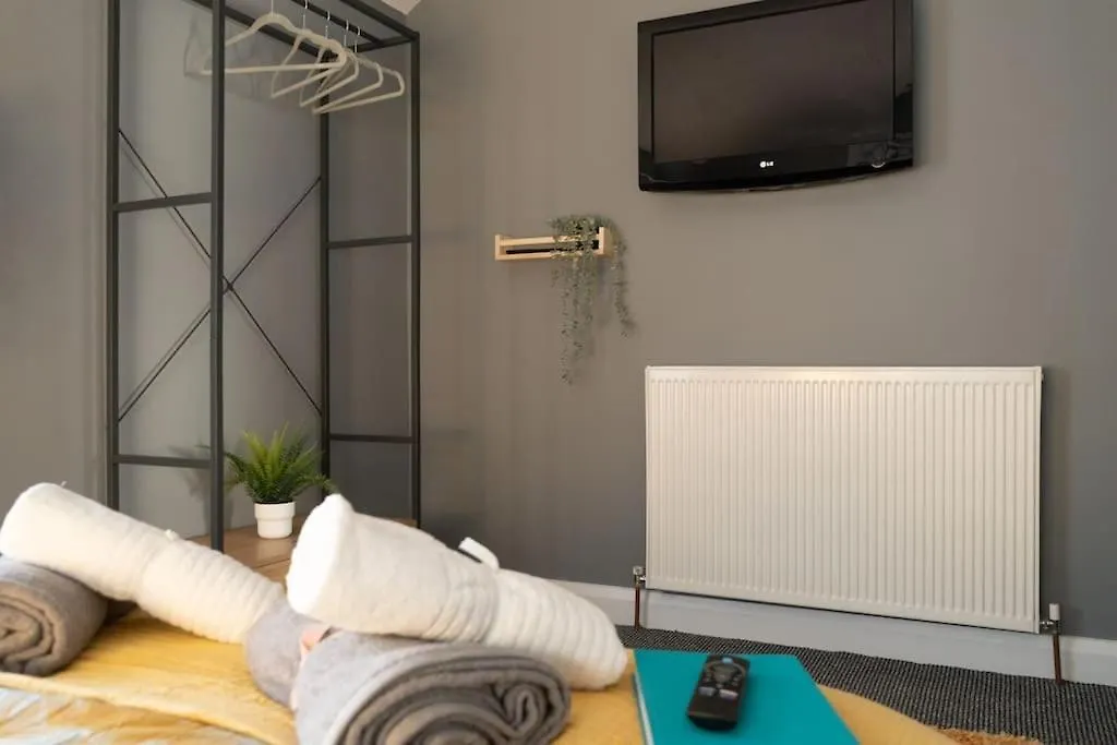 Holiday home Vibrant City Centre Townhouse With Free Parking Rare Outdoor Patio Belfast