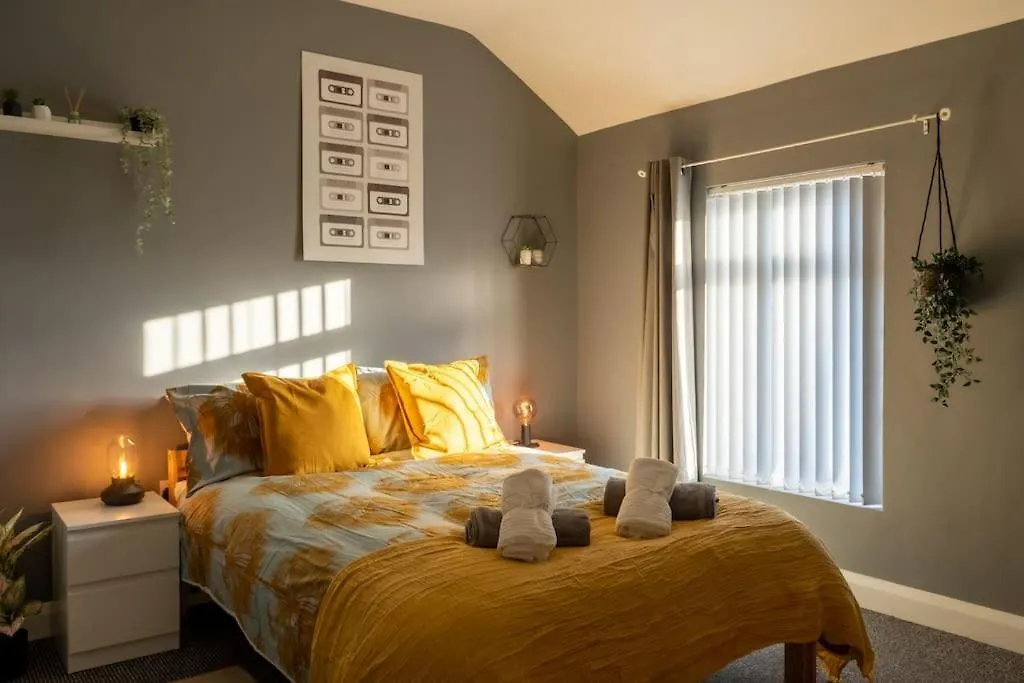 Vibrant City Centre Townhouse With Free Parking Rare Outdoor Patio Belfast