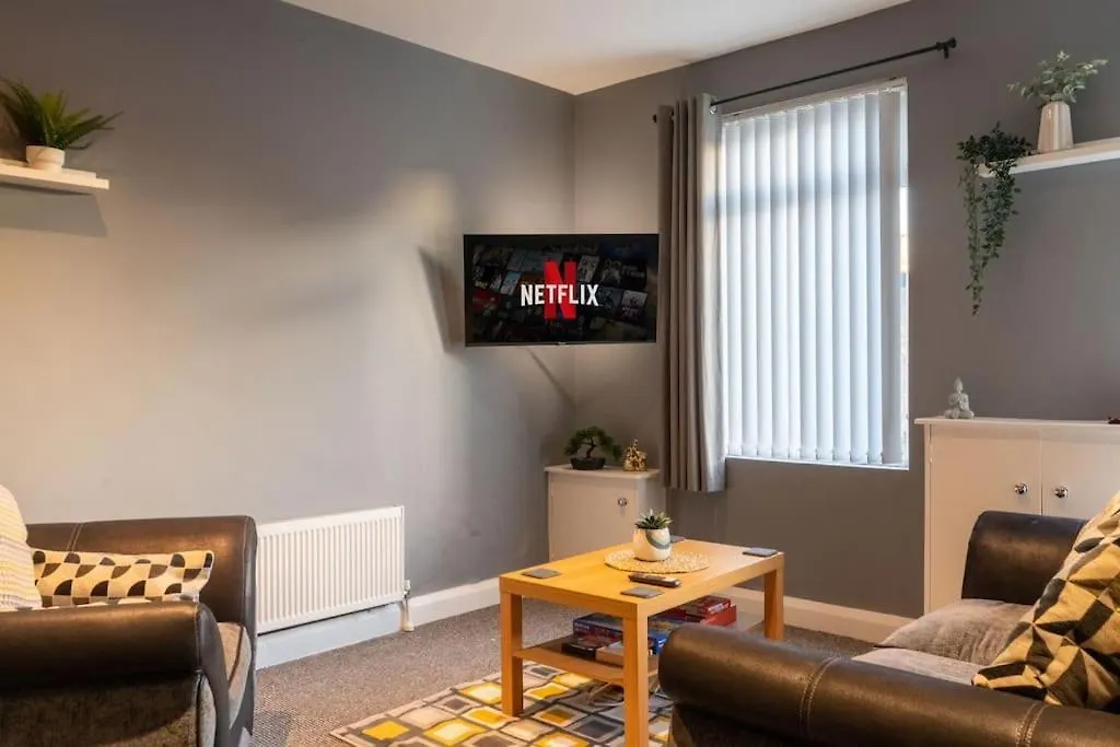 Vibrant City Centre Townhouse With Free Parking Rare Outdoor Patio Belfast Holiday home